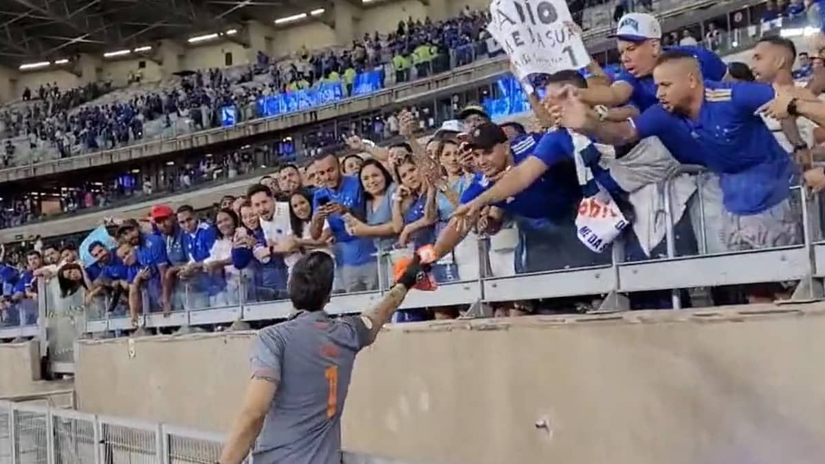 Fábio dá camisa a torcedor do Cruzeiro após vitória do Fluminense
