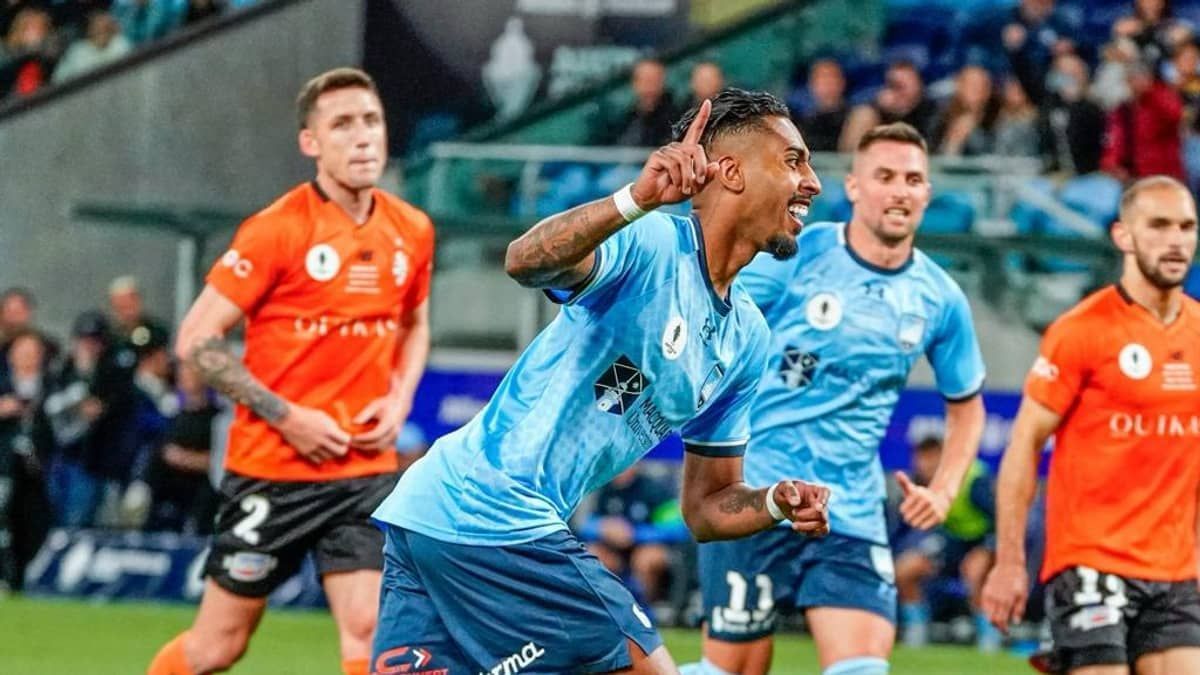 Ex-Atlético faz dois gols e decide título nacional por clube da Austrália