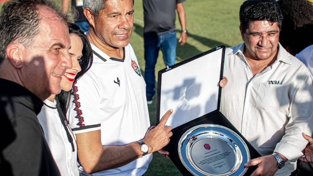 Presidente do Vitória rebate Neto após insinuação de favorecimento da CBF