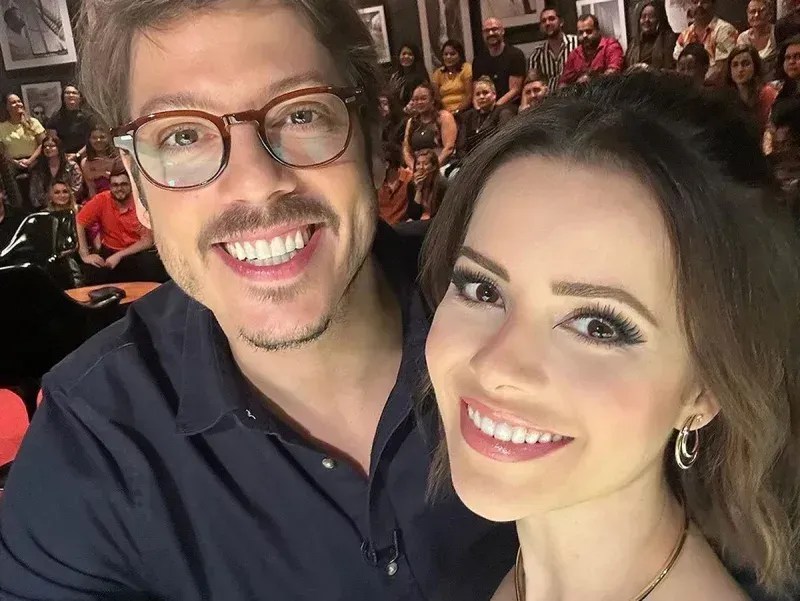 Sandy posta foto sensual e chama atenção de Lucas Lima e Fábio Porchat, seu par romântico em filme