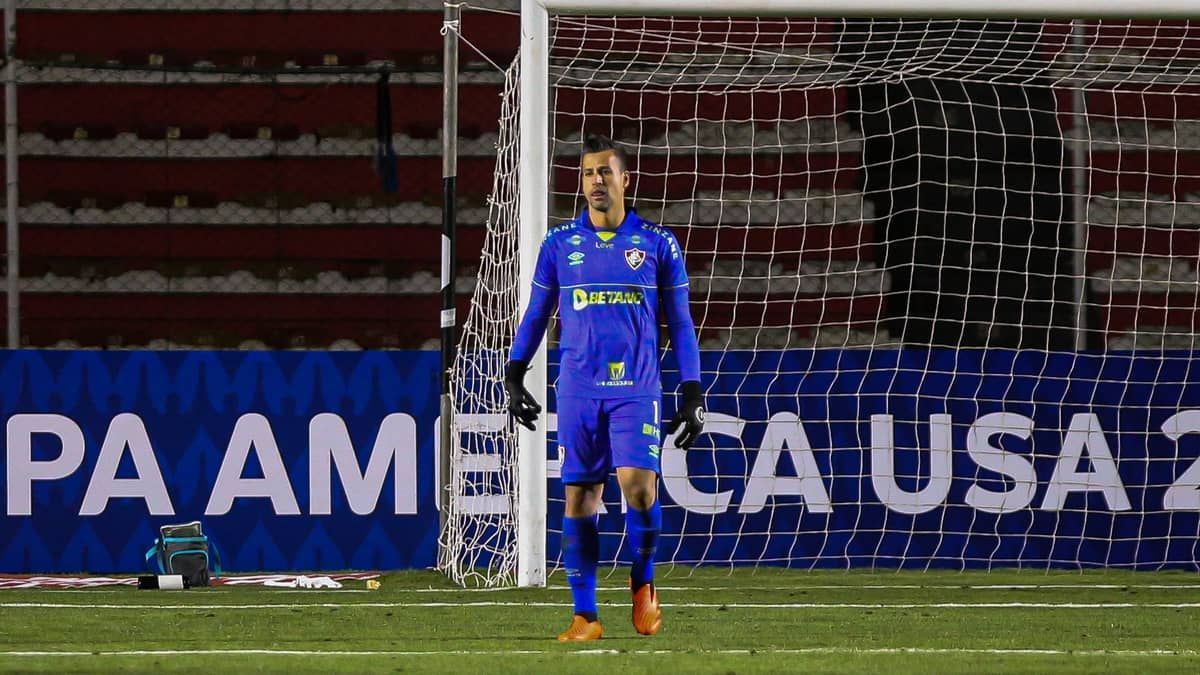 Recordista da noite, Fábio espera reação imediata do Fluminense