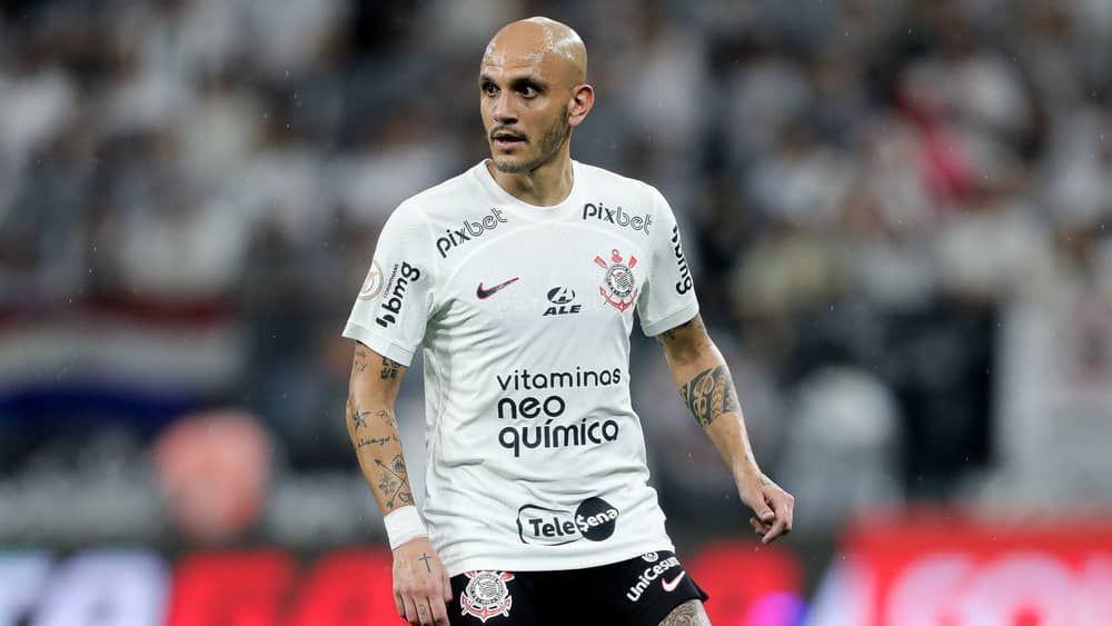 Fábio Santos vê melhora no Corinthians, mas lamenta novo empate