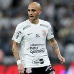 Fábio Santos vê melhora no Corinthians, mas lamenta novo empate