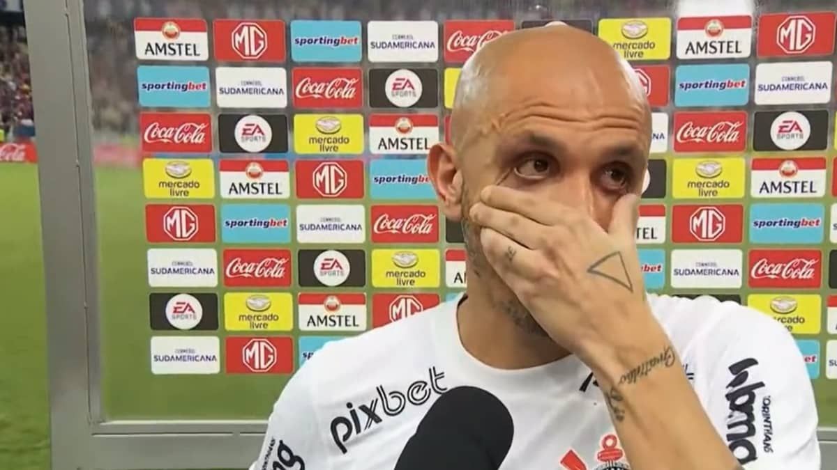 Emocionado, Fábio Santos anuncia que encerrará a carreira ao final do ano