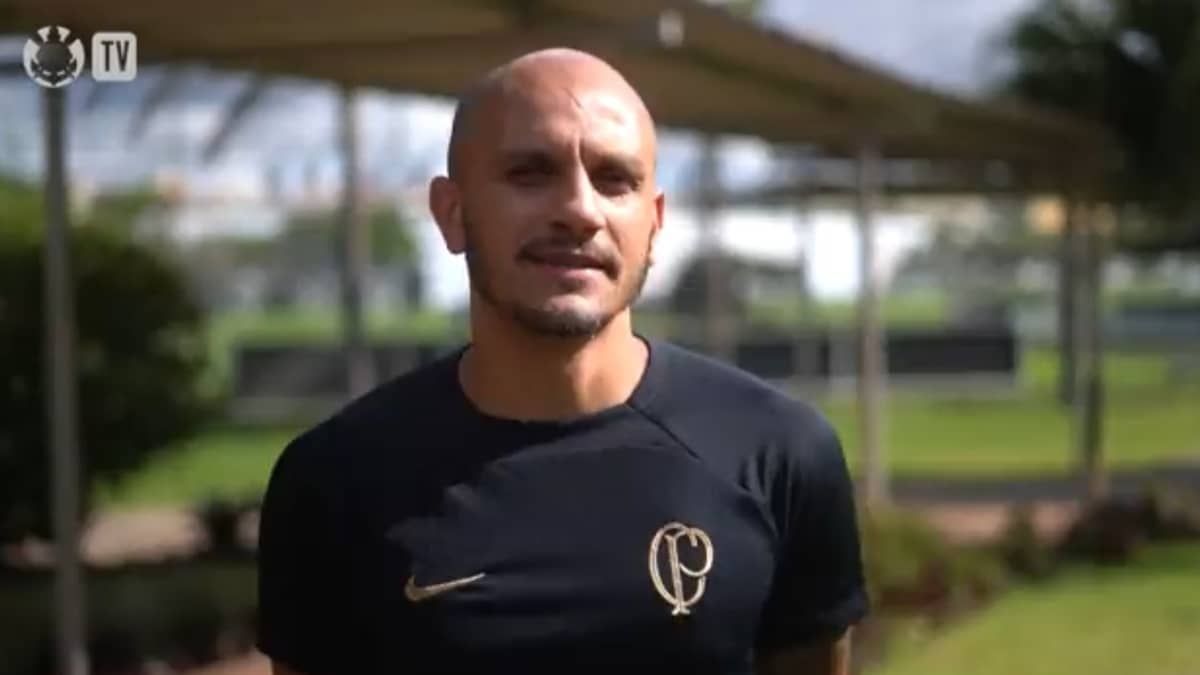 Ex-Atlético, lateral Fábio Santos renova contrato com o Corinthians