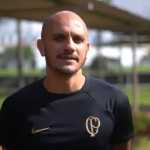 Ex-Atlético, lateral Fábio Santos renova contrato com o Corinthians