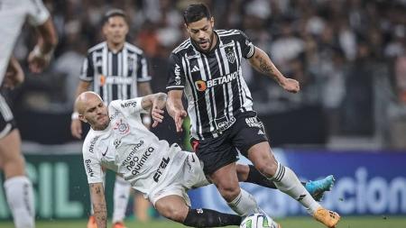 Fábio Santos (esq), do Corinthians, e Hulk (dir), do Atlético