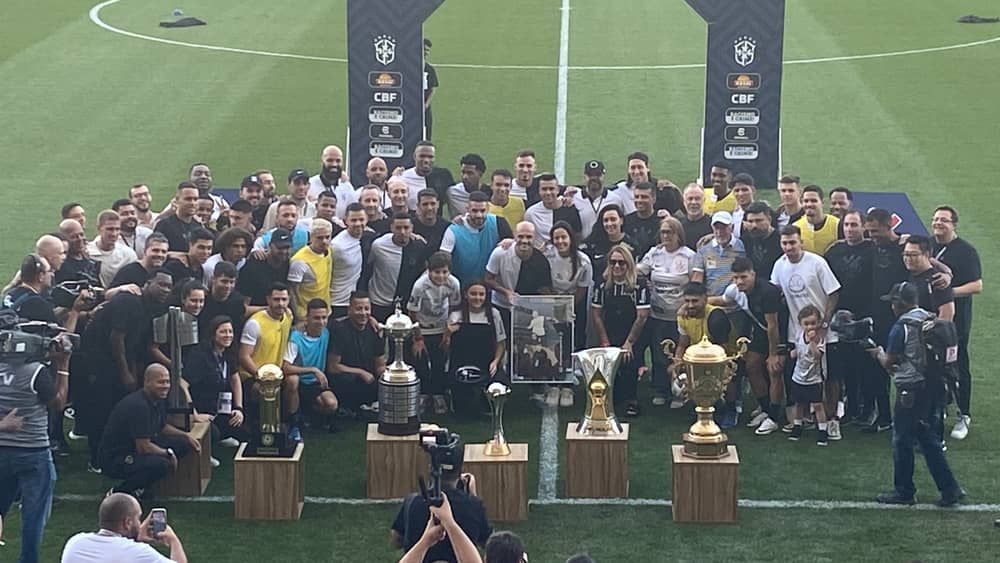 Corinthians homenageia Fábio Santos antes de despedida dos gramados