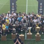 Corinthians homenageia Fábio Santos antes de despedida dos gramados