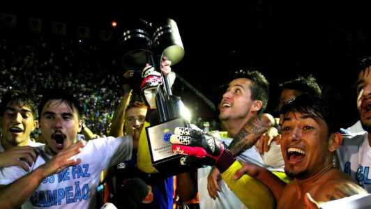 Fábio levanta troféu de campeão brasileiro pelo Cruzeiro em novembro de 2023