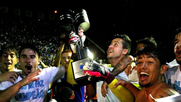Fábio levanta troféu de campeão brasileiro pelo Cruzeiro em novembro de 2023