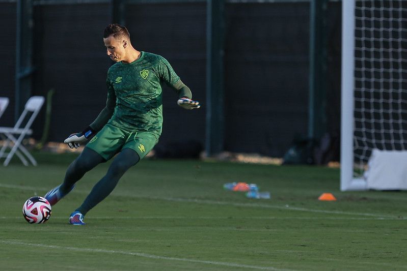 Fluminense: Diniz aceitou 'desafio' de ensinar Fábio a jogar com os pés; entenda