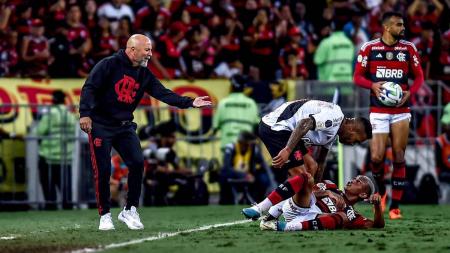 Fabrício Bruno, ao fundo com a bola, durante a partida entre Flamengo e Vasco