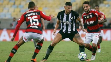 Fabrício Bruno e Everton Ribeiro, do Flamengo, e Tiquinho Soares, do Botafogo, durante partida do primeiro turno