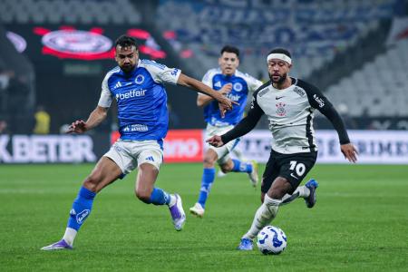 Fabrício Bruno e Memphis Depay travaram duelos particulares na partida entre Corinthians e Cruzeiro, em São Paulo