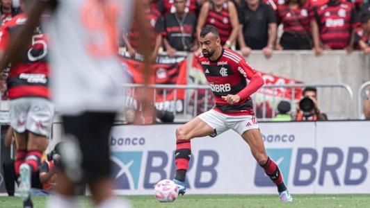 Fabrício Bruno em ação no clássico entre Flamengo e Vasco, no Maracanã