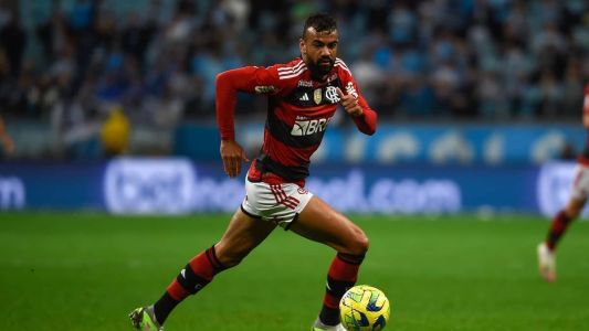 Fabrício Bruno em ação pelo Flamengo, na Arena do Grêmio, pela Copa do Brasil