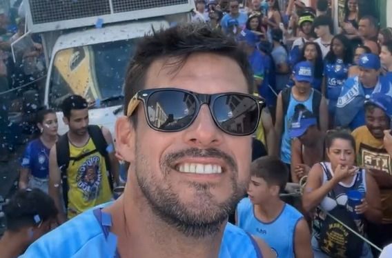 Ídolo do Cruzeiro, Fabrício curte Carnaval em São João del-Rei no Bloco Raposão