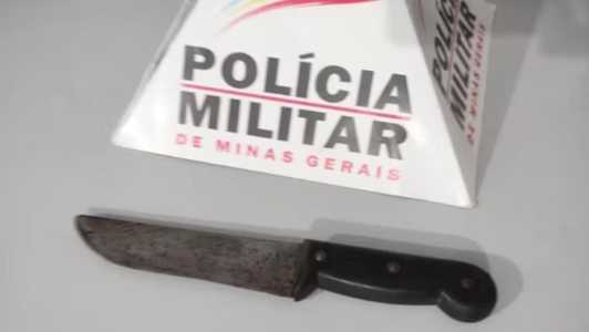 Foto mostra faca usada pelo idoso para esfaquear o filho em Muriaé, na Zona da Mata