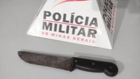 Foto mostra faca usada pelo idoso para esfaquear o filho em Muriaé, na Zona da Mata