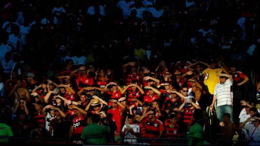 Faça sol, faça chuva... Torcida do Flamengo comparece em peso ao Maracanã