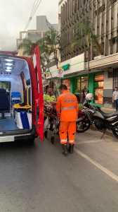A vítima, de 24 anos, também foi agredido com socos e chutes por outros participantes da briga