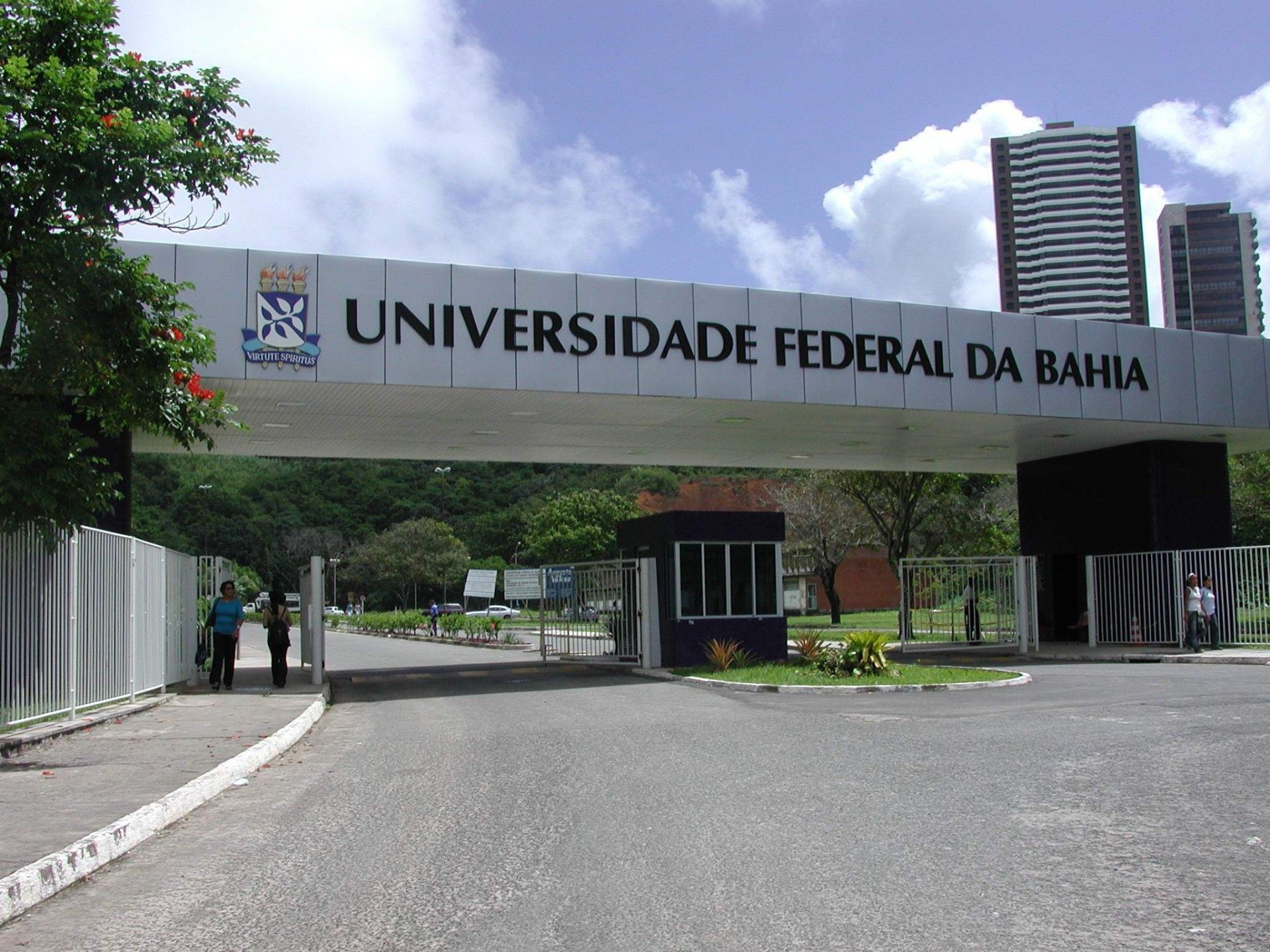 UFBA abre 48 vagas para professor em 3 cidades da Bahia; salários chegam a R$ 8 mil
