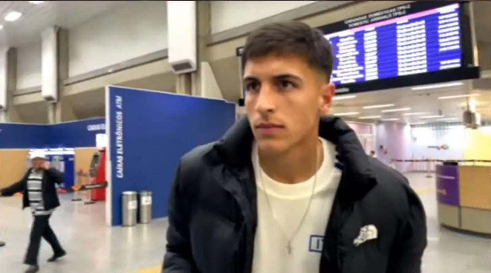 Reforço uruguaio do Fluminense, volante desembarca no Rio de Janeiro