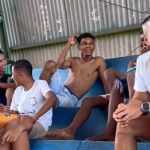 Diego Ribas, ex-Flamengo, perde 'pelada' com fãs e tem que pagar aposta; assista