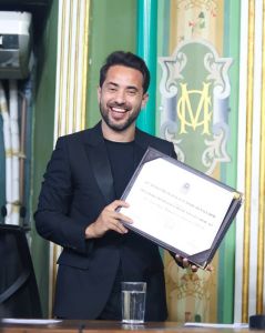 Everton Ribeiro, ao ser agraciado com o título como Cidadão Soteropolitano