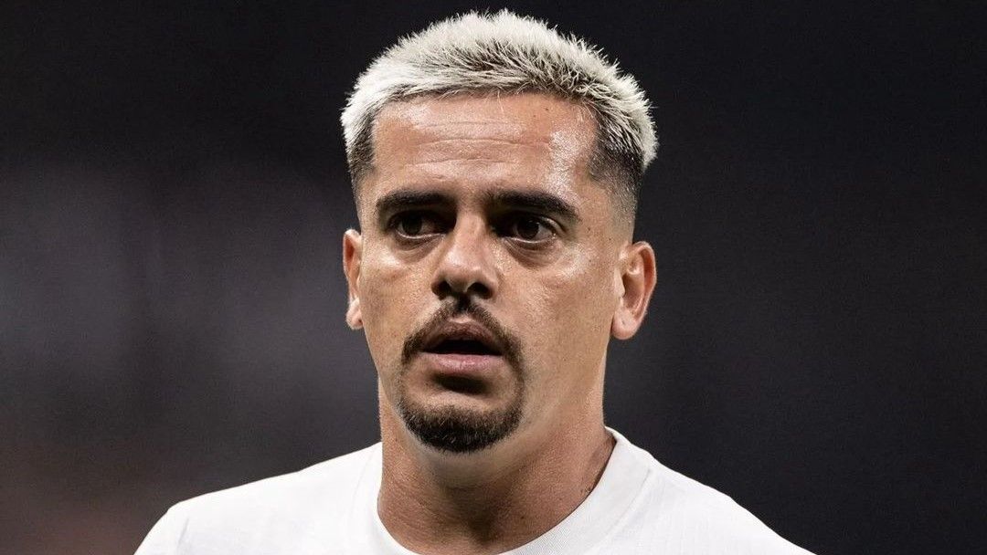 Jornalista detona Fagner por lance contra Atlético: ‘Jogador 007, tem licença para bater’