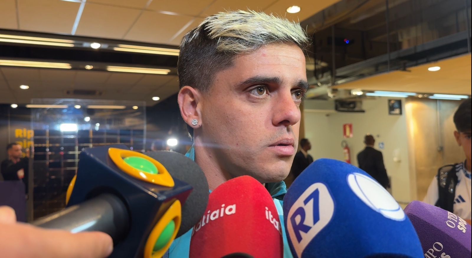 Cruzeiro: Fagner reage e ironiza falta de cartão vermelho a Pottker, do CRB