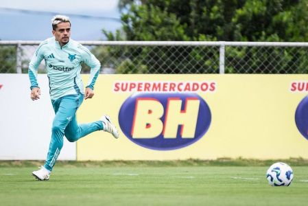 Fagner disputa vaga na lateral direita do Cruzeiro com o companheiro William