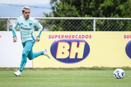 Fagner disputa vaga na lateral direita do Cruzeiro com o companheiro William