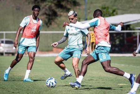 Fagner fez parte das atividades em campo, nesta sexta-feira, (23) com os demais jogadores do Cruzeiro