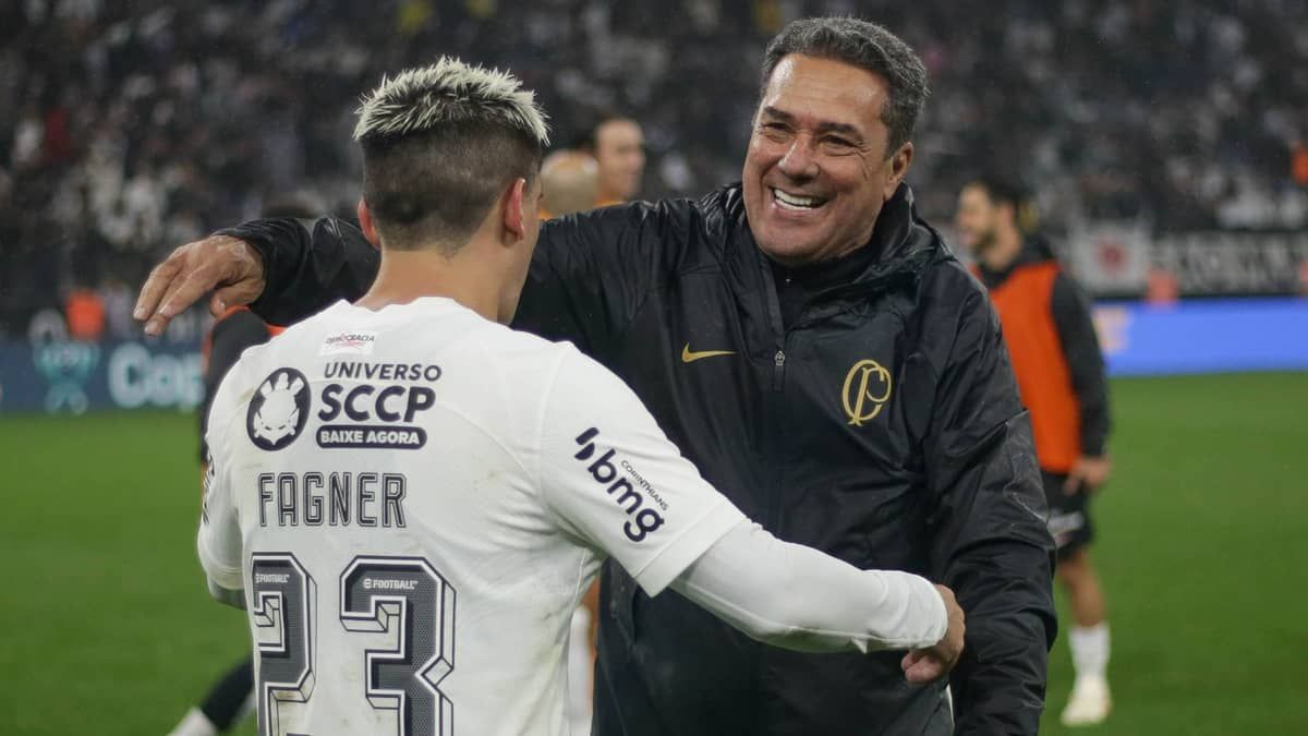 Fagner perdeu quatro quilos antes de decisão pelo Corinthians