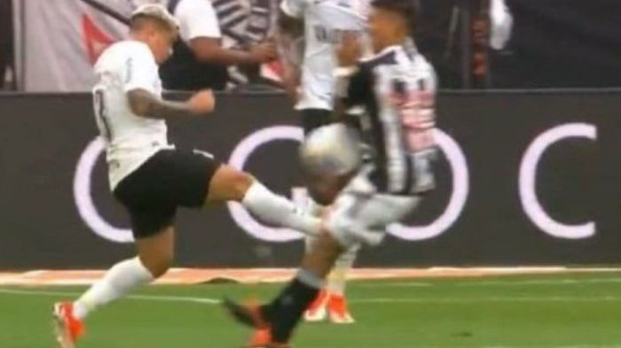 Fagner, do Corinthians, recebeu cartão amarelo por entrada forte em Zaracho, do Atlético