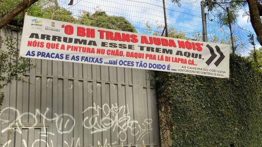 Faixa chama a atenção de quem passa pelo bairro Mangabeiras