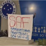 Organizada do Cruzeiro espalha faixas por BH contra SAF e quatro jogadores