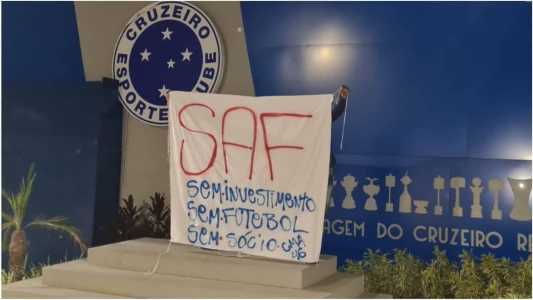 Faixa com crítica à gestão do Cruzeiro em frente à Toca da Raposa II, CT da equipe profissional