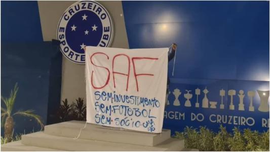Faixa com crítica à gestão do Cruzeiro em frente à Toca da Raposa II, CT da equipe profissional