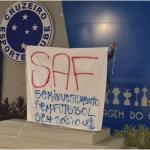 Organizada do Cruzeiro espalha faixas por BH contra SAF e quatro jogadores
