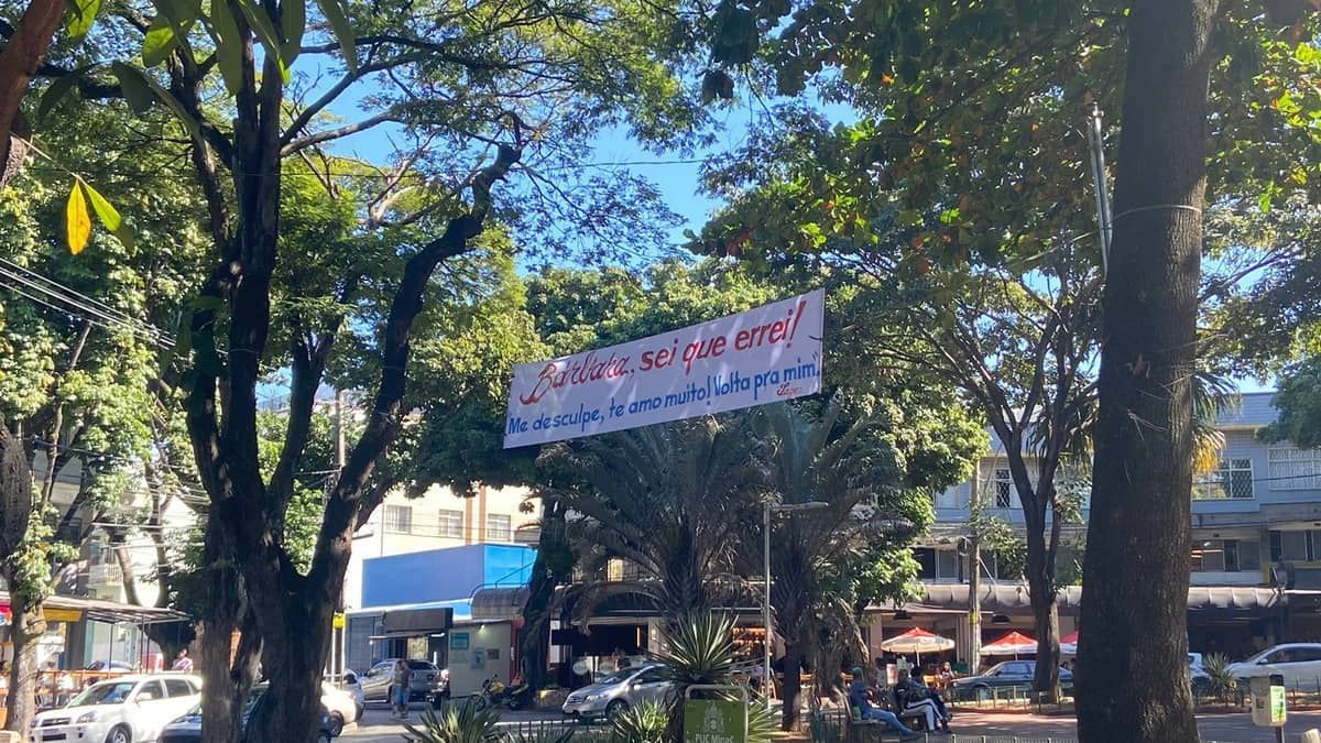 'Bárbara, sei que errei': faixa com pedido de desculpas perto da PUC Minas intriga moradores de BH