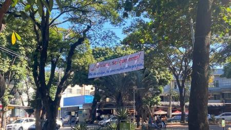 Faixa com pedido de desculpas foi colocada em praça do bairro Coração Eucarístico
