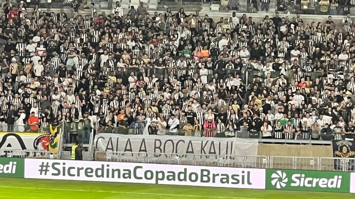 Torcida do Atlético leva faixa contra Kalil após fala sobre rebaixamento
