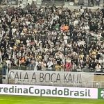 Torcida do Atlético leva faixa contra Kalil após fala sobre rebaixamento