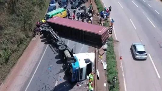 Faixa da direita está interditada no km 518 no sentido Belo Horizonte, nesta segunda-feira (30)