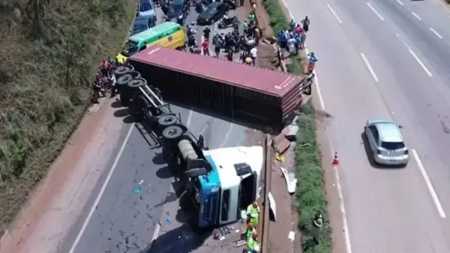 Faixa da direita está interditada no km 518 no sentido Belo Horizonte, nesta segunda-feira (30)