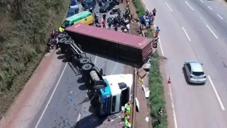 Faixa da direita está interditada no km 518 no sentido Belo Horizonte, nesta segunda-feira (30)
