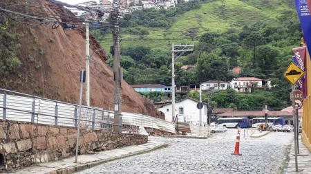 Faixa de terra chegou a ultrpassar grade de proteção